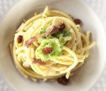 Spaghetti al pesto di broccoli, alici e uvetta